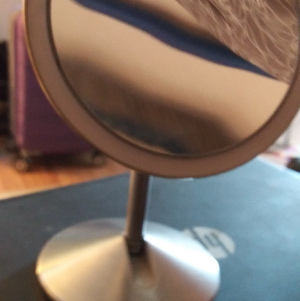 10X portable lighted mirror with case.